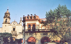 Plaza_mariachi_y_templo_san_juan_de Plaza_mariachi_y_templo_san_juan_de