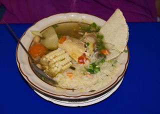 Plato de Caldo de Pollo