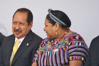 Rigoberta Menchú con Godoy