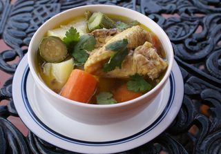 Tazón de Caldo de Pollo