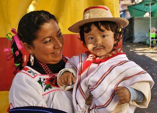 Niño Vestido de Indito y Su Mamá