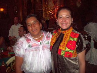 Benedicta con Cynthia, Ricardo atrás Benedicta con Cynthia, Ricardo atrás