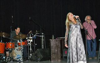 Betsy Concierto Con Drums y Harmonica Betsy Concierto Con Drums y Harmonica