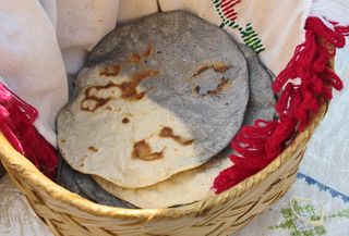 Encuentro Tortillas Dos Colores en Canasta Encuentro Tortillas Dos Colores en Canasta