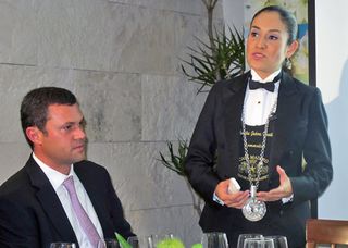 IZOTE Brandon Milmo con Sommelier Claudia Juárez IZOTE Brandon Milmo con Sommelier Claudia Juárez