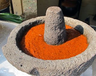 Encuentro Molcajete y Mano con Salsa Encuentro Molcajete y Mano con Salsa