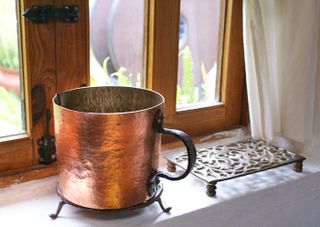 Olla con asa, James Metcalf