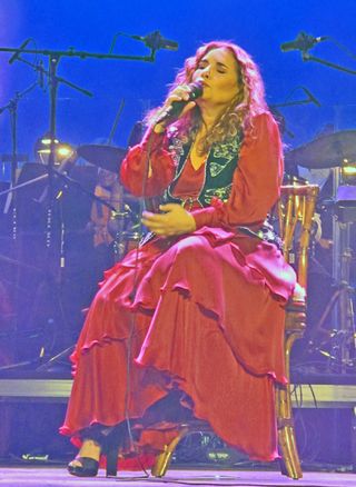 Tania Canta Sentada 1