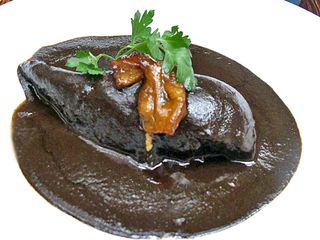 Azul Histórico 8 Pechuga en Mole Negro Azul Histórico 8 Pechuga en Mole Negro