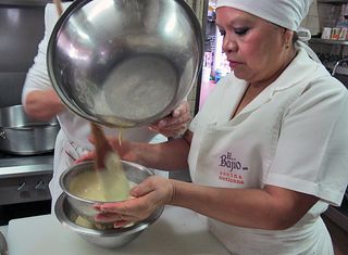 Tamales Doña Elia Colando Masa Tamales Doña Elia Colando Masa