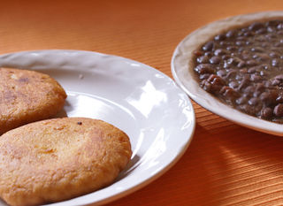 Torta de Papa con Frijolitos Negros