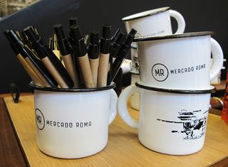Mercado Roma Tazas y Plumas