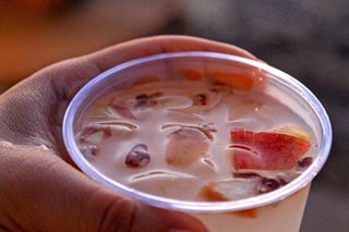 Tuba en vaso con manzana Tuba en vaso con manzana