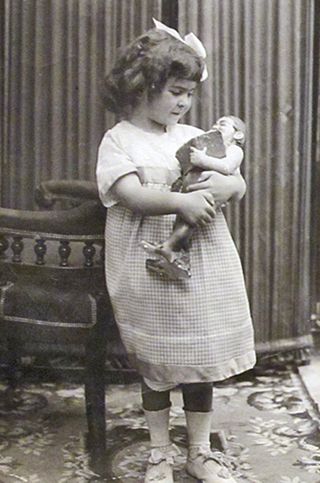 Frida de Niña con Muñeca Frida de Niña con Muñeca
