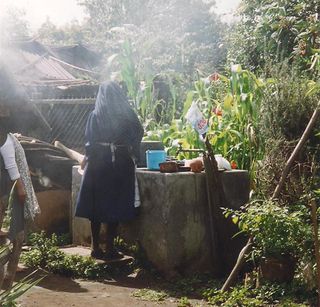 Débora Lavando Trastes Débora Lavando Trastes