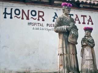 Don Vasco de Quiroga con Corona de Flores Don Vasco de Quiroga con Corona de Flores