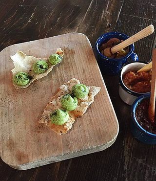 Yuban Tlayuda con Aguacate, Ceniza, Chile Yuban Tlayuda con Aguacate, Ceniza, Chile