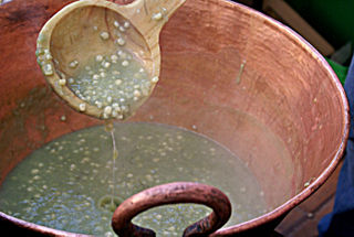 Atole de Grano en Cazo Atole de Grano en Cazo