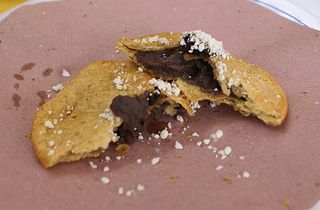 Titita Empanada de Frijol con Hoja de Aguacate Titita Empanada de Frijol con Hoja de Aguacate