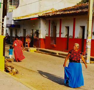 Calle con Sen?ora San Blas Atempa Calle con Sen?ora San Blas Atempa