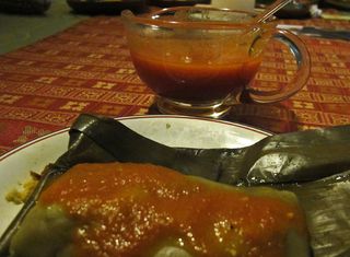 Tamal de cazón con su salsa