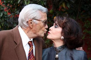 Ana y Jim Besándose