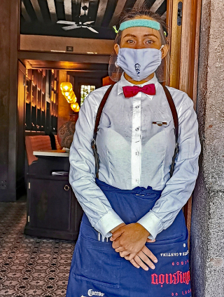 La Conspiracio?n Waitstaff Covid 1 La Conspiracio?n Waitstaff Covid 1