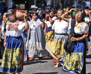 Mujeres con Bordados