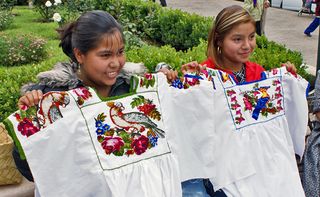 Paracho Huipiles Bordados para Boda  7-15-10