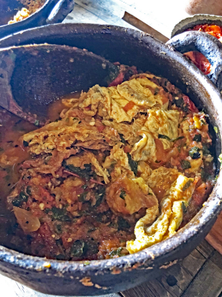 Thali?a Barrios Huevo Revuelto en Salsa de Molcajete Thali?a Barrios Huevo Revuelto en Salsa de Molcajete